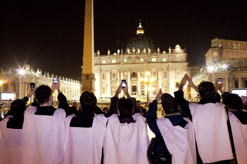 The Invisible Pink Unicorn, 2011, Les Liens Invisible, augmented reality. © Les Liens Invisible, 2011. One view of St. Peter’s Square in Rome during the apparition of The Invisible Pink Unicorn.
